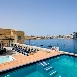 enchanting-waterfront-villa-with-pool-and-jacuzzi.qawrahotelsmalta.org/